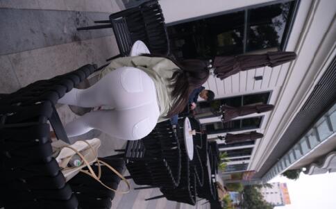 街拍性感的白色紧身裤包裹的美臀高清图片+视频（926P 27.7G）