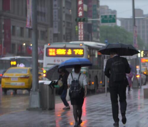 下雨雨景屋檐雨滴城市街道小雨暴雨抖音悲伤伤感情绪剪辑视频素材
