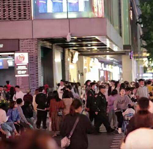 城市街头夜景航拍街道车流人流情感高清热门短视频自媒体素材剪辑